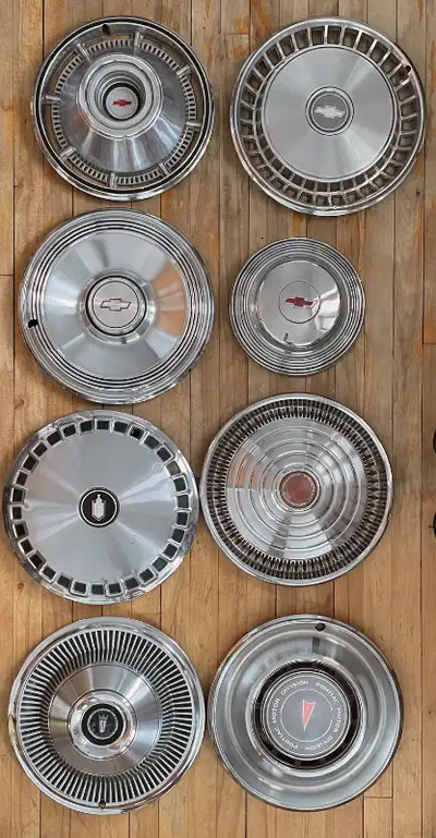 Plusieurs enjoliveurs vintage 1960, 1970, cap de roue Chevrolet, Pontiac, etc. 5$ chacun.