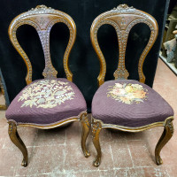 PAIR OF VICTORIAN WALNUT SIDE CHAIRS.