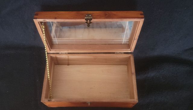 Boite antique bois biscuit 'Treasure Chest' Cookie box wood dans Art et objets de collection  à Ouest de l’Île - Image 4