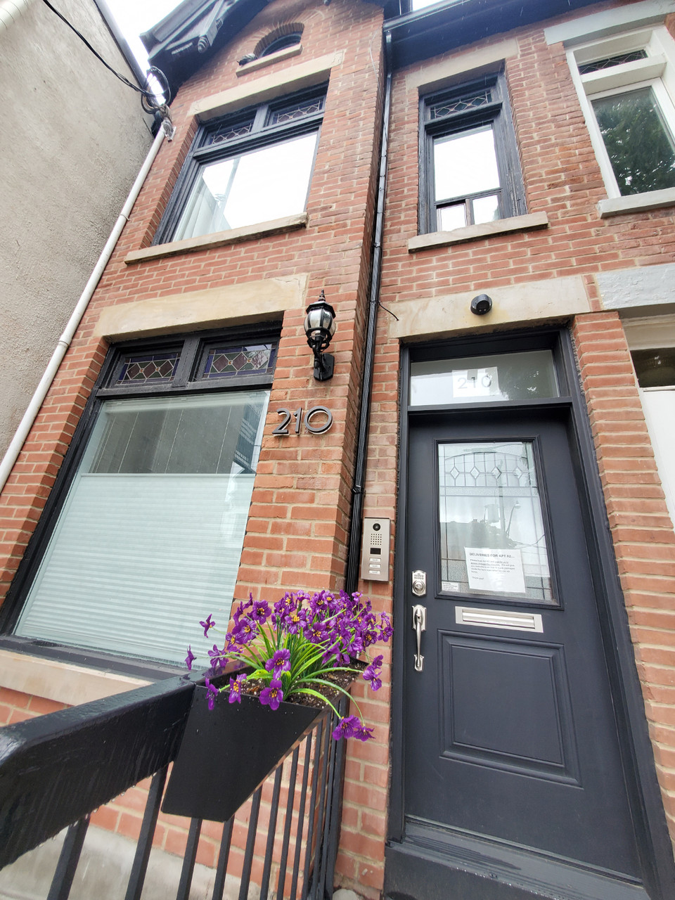 Sep 1 – Apr 30 | 2BR | TMU | YDS | 2 Desks | Modern Bunker in Short Term Rentals in City of Toronto