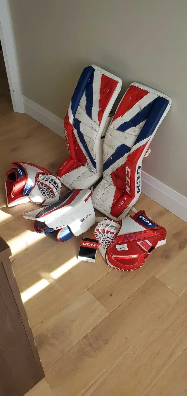CCM Goalie Equipment Set in Hockey in Kitchener / Waterloo - Image 3
