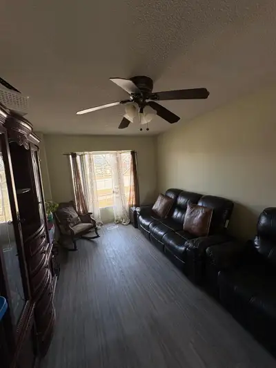 AVAILABLE NOW – SPACIOUS & BRIGHT CLOSE TO DURHAM COLLEGE Spacious, clean private room available in...