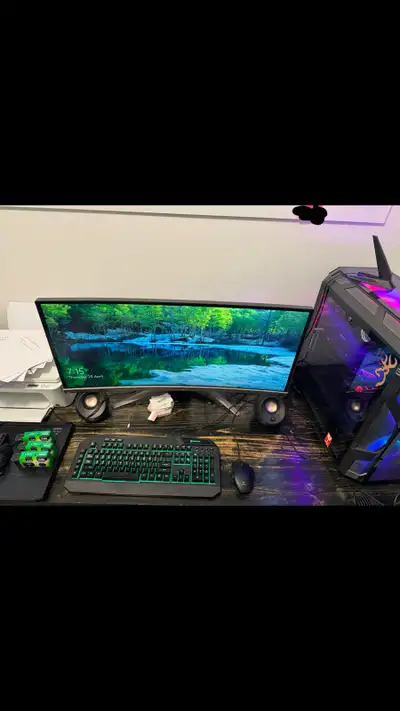 Gaming PC Setup w/ monitor and accessories 