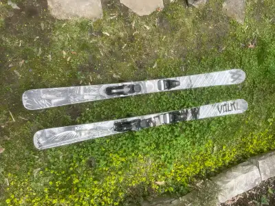 Très bon état plus fixes Rossignol * Longueur : 170 cm * Lignes de cotes : 127-88-109 * Fabriqué en...