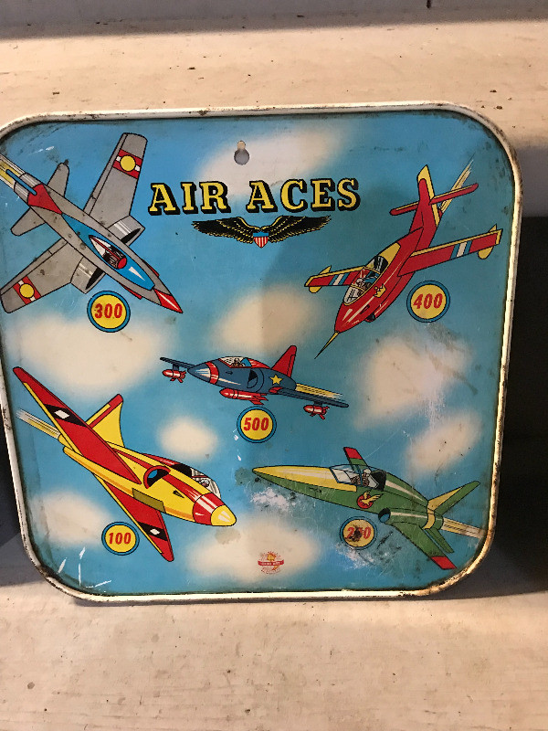 2 VINTAGE METAL AIRPLANE TOY BULLSEYE BOARDS GAME in Arts & Collectibles in Mississauga / Peel Region - Image 2