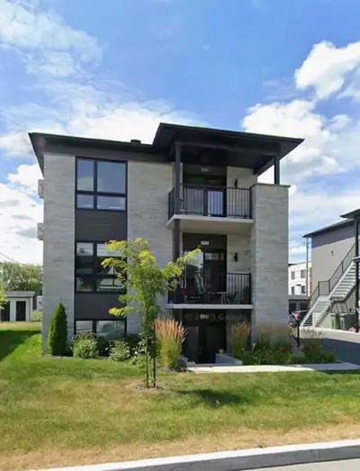 Bonjour jai une chambre a louer dans un condo neuf . Meuble internet et stationnement inclus pret de...