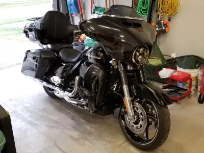 2017 Harley-Davidson CVO Street Glide immaculate condition. 114 cu.in, Woods cam kit, high flow air...