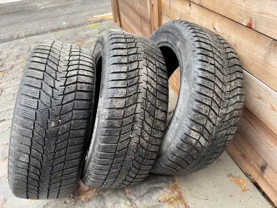 Je vends trois pneus d'hiver Continental WinterContact de taille 205/55R16 94H. Ces pneus sont parfa...