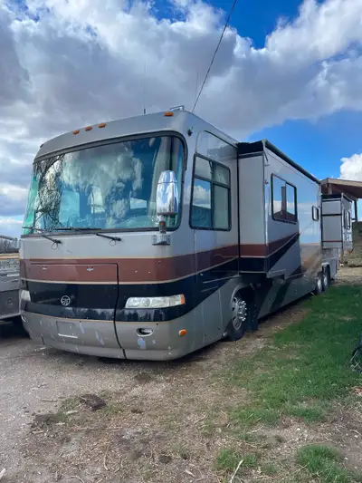 2002 Monaco Executive Motorhome with Cummins ISM 500 hp Pre-emissions Diesel Pusher, 4000 series Tra...