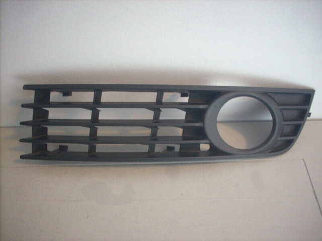 OEM AUDI A4 B6 SEDAN AVANT LEFT SIDE FOG LAMP GRILL 2001-5 dans Pièces de carrosserie  à Ouest de l’Île