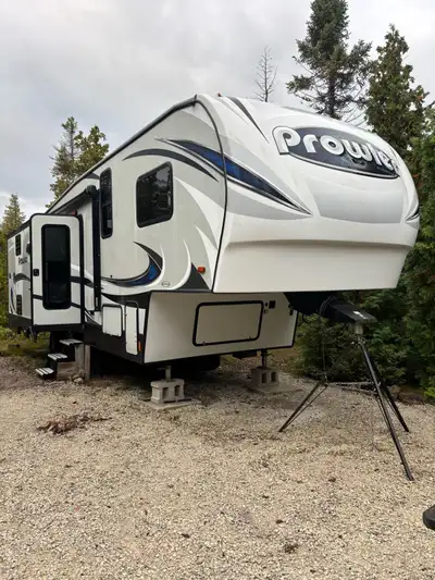 great shape sleeps 4 queen bed in bedroom couch pulls out to queen bed island two pop outs AC and fu...