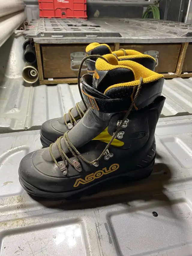 Asolo men’s boots in Fishing, Camping & Outdoors in Edmonton - Image 2
