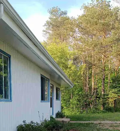 Rooms for Rent in Large home in the country. Car required All inclusive Shared Kitchen and bathroom...