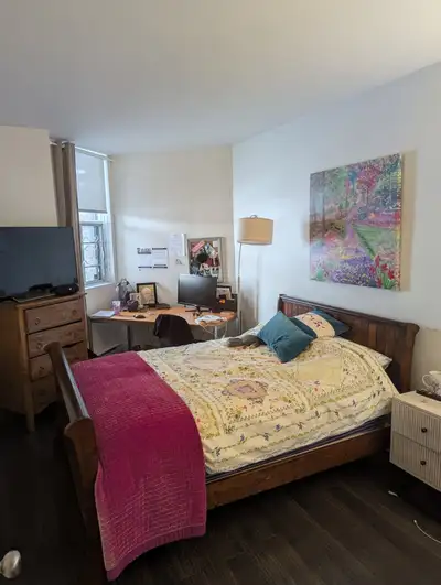Hola ! J’offre une chambre à louer (pour femme seule seulement) dans mon grand condo très confortabl...