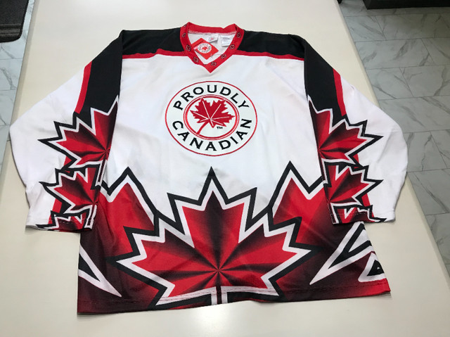 Chandail de hockey - Proudly Canadian - grandeur XL dans Hockey  à Drummondville