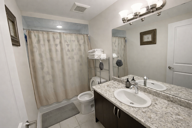 Cozy 2BR Townhome—Steps to Plaza, 5 Mins to Innisfil Beach Park! in Ontario in Canada - Image 9