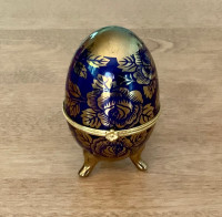 Oeuf de style Fabergé à motif floral