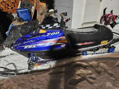 2000 RMK 700 Seats new Run great ready to Ride $2200 obo