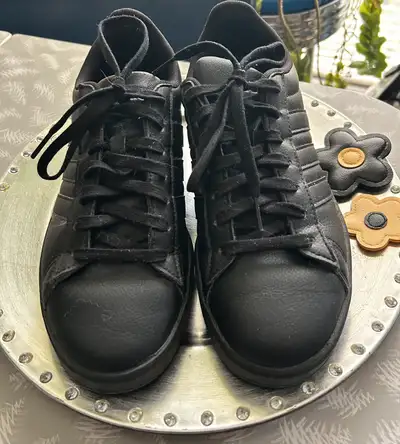 ✨Black Adidas Ladies Size 7 ✨, View more