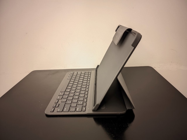Logitech Slim Folio for iPad Pro 12.9 (3rd/4th/5th/6th Gen) in iPad & Tablet Accessories in Calgary - Image 2