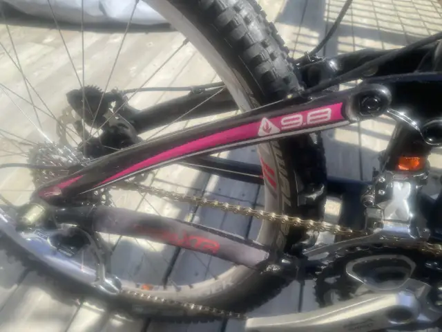Trek Top Fuel 9.8 full carbon bike, 26” wheels in Mountain in London - Image 6