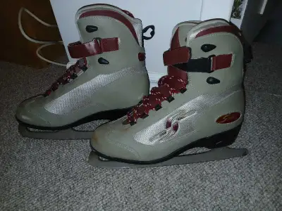 Women's skates, lightly used size 9, View more