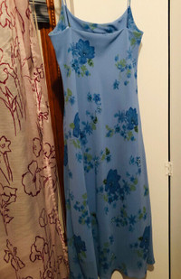 Robe longue couleur bleu pale avec motifs floraux