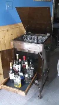 Meuble de gramophone revalorisé en cabinet à boisson.