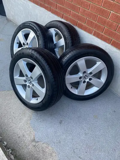 Set of four all season tires like new DOT 2024 used for couple weeks, rims bolt pattern 5x114,3 orig...