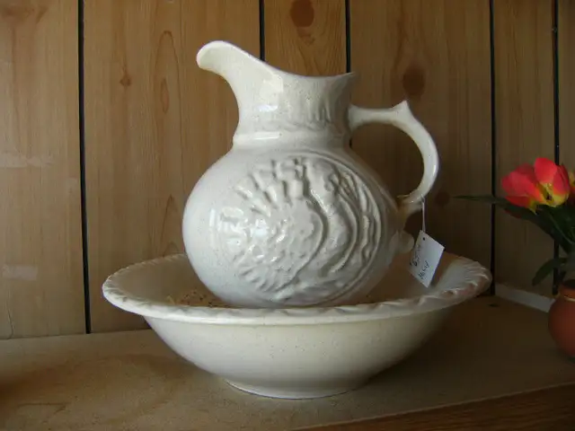 Pot et bassin McCoy blanc-ivoire in Arts & Collectibles in Edmundston - Image 2