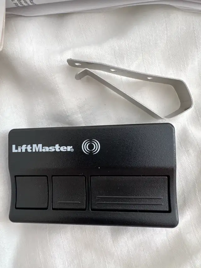 New LiftMaster 373LM 3-Button Remote Control in Garage Doors & Openers in City of Montréal - Image 4