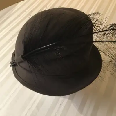 VINTAGE - Chapeau feutre de velours, couleur charbon, parfaite condition : 50 $ VINTAGE - Manchon im...