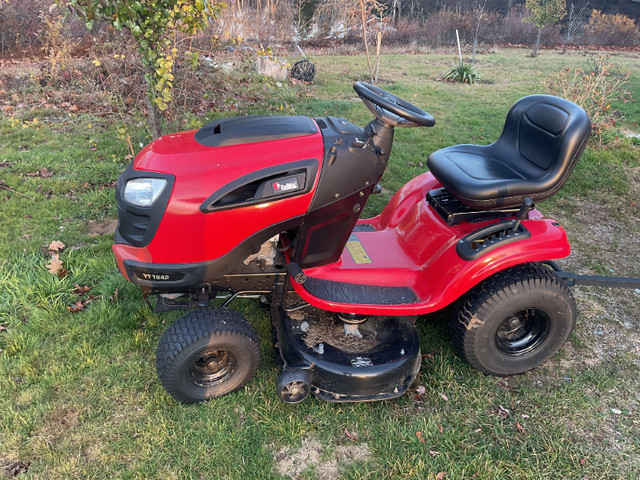 Sell/trade Riding lawn tractor 42 in 18 hp in Lawnmowers & Leaf Blowers in Renfrew - Image 2