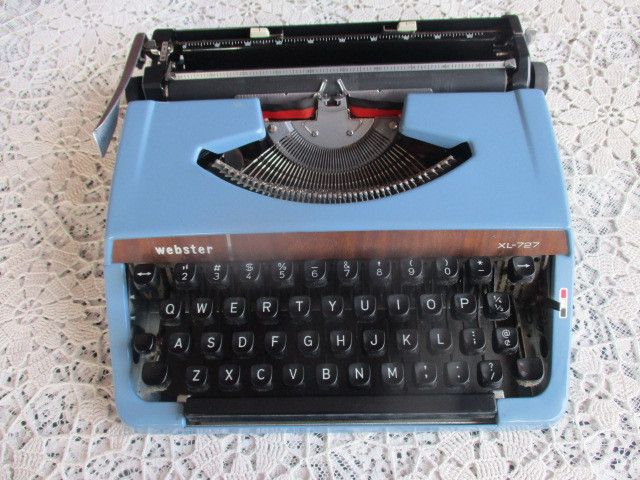 Vintage Webster Typewriter with Case Cover--XL 727 in Arts & Collectibles in New Glasgow - Image 2