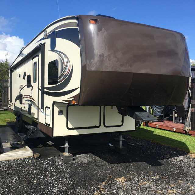 Très belle Fifthwheel 2015 Eagle Jayco dans Remorques utilitaires  à Sherbrooke - Image 2