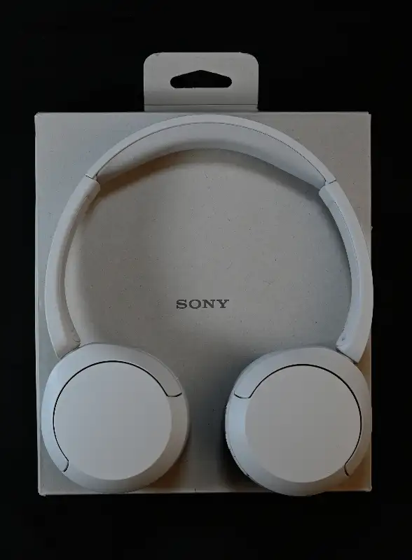 Sony WH-CH520 Bluetooth Wireless Headphones On-Ear Headset White in Headphones in City of Toronto - Image 4