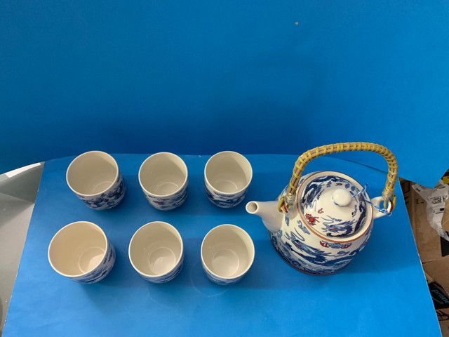 Vintage set China 景德鎮Eastern Asian Ceramic Tea  Kettle & 6 Cups  in Arts & Collectibles in Markham / York Region - Image 2