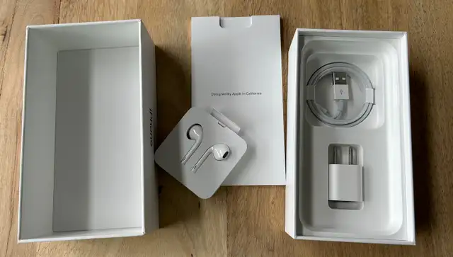 iPhone XR 64GB Black with Soft Shell Wood Grain Case in Cell Phones in Ottawa - Image 5