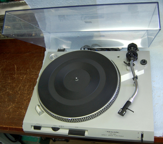 Vintage Realistic Lab-390 Turntable in Stereo Systems & Home Theatre in St. Catharines - Image 3
