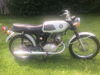 1969 Honda 125 SS twin, 9637 original kms , original paint, stored indoors for years, needs a batter...
