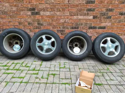 Michelin Defender LTX 245/65R17 bolt pattern 6x127 bore 78.1mm TPMS From a 2009 Chevy Trailblazer ti...