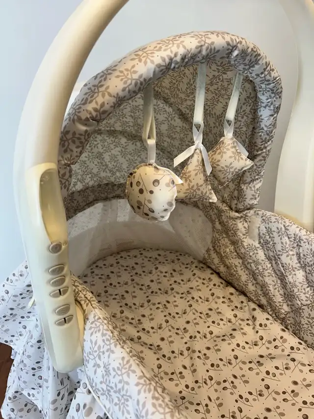 First Years Infant Portable Bassinet in Cribs in Markham / York Region - Image 5