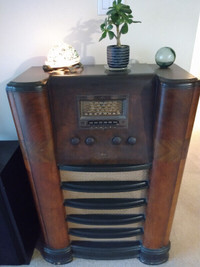 Antique console radio WORKING!!!