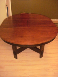 Round Solid Wood 4 Leg Table & Chairs,with butterfly leaf