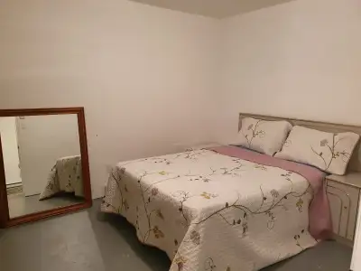 Cet appartement meublé avec sa salle de bain privée est indépendant de la maison. Le loyer inclu l'i...