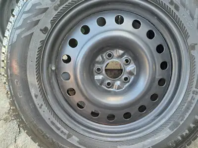 Pneu d'hiver qui était sur Nissan Pathfinder .Rouler 1 hiver complet. Pratiquement neuf encore. La g...