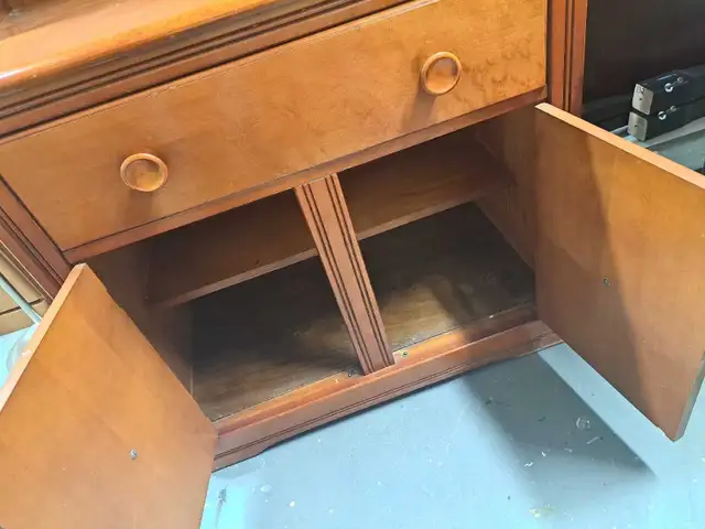 Wooden Hutch in Hutches & Display Cabinets in Sarnia - Image 4