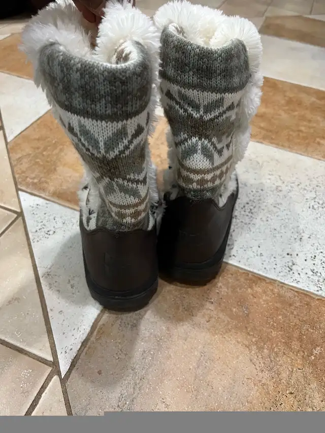 The Original MUK LUKS Women’s Winter Boots – Size 8 in Women's - Shoes in Markham / York Region - Image 3