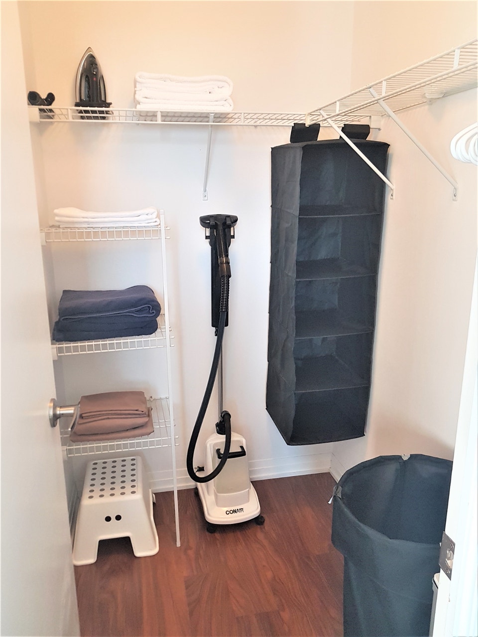 Furnished One Bedroom Suite w/ Walk-In Closet - Parliamen/Dundas 4