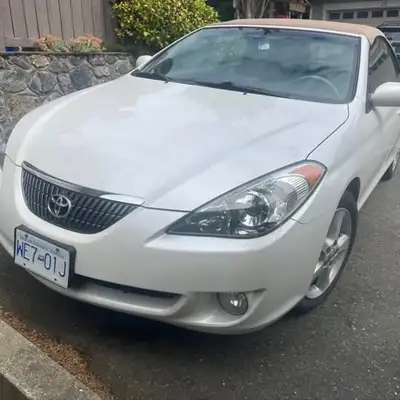 Canadian Car, Odometer reads in kilometres. Pearl white with neutral top and leather interior. Leath...